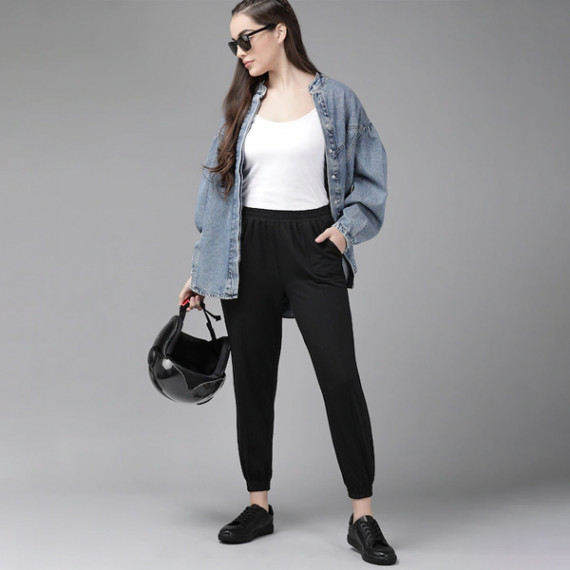 https://www.wayedge.in/products/women-black-solid-straight-fit-cropped-joggers