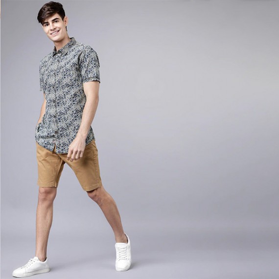 https://www.wayedge.in/products/men-khaki-solid-slim-fit-regular-shorts
